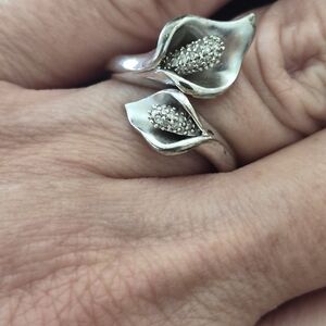 Elegant Silver Floral Ring